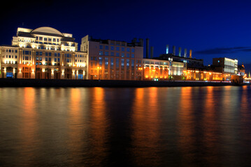 Fototapeta na wymiar Raushskaya embankment.Moscow. night city lights are reflected in the river