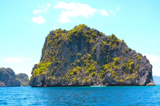 Beautiful landscape with rocks, mountain, turquoise clear blue water sea and green vegetation trees in the lagoon of El Nido, palawan, Philippines Islands. © Sabrina