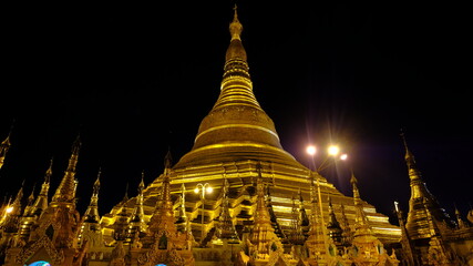 The stunning Shwedagon pagoda in Yangon, Myanmar. - obrazy, fototapety, plakaty