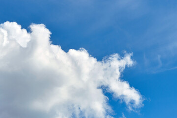 Fototapeta na wymiar Large white cloud in the blue sky in the summer.