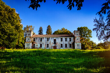Fototapeta na wymiar A beautiful palace of the prince in the village of Shelekhovskaya Slobodka. Tourism in Ukraine.