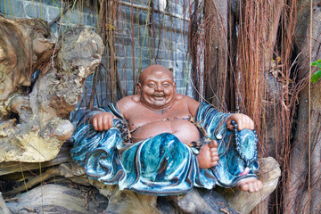The God Hotei is the god of well-being, fun and communication. According to legend, he was a wandering monk of Tsitsa, who brought fun with him