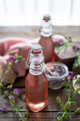 frischer, blumiger Lavendelsirup in Einweckflaschen abgefüllt mit unscharfem Hintergrund