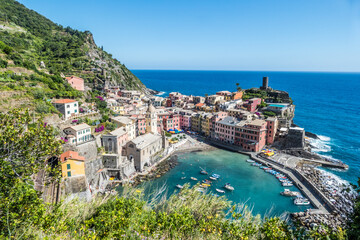 Obraz premium aerial view of Vernazza in the Cinque Terre with colorful houses and flowers