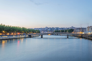 Fototapeta na wymiar Lyon panoramas et reflets