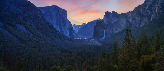sunrise at the tunnel view in yosemite nationalpark, california, usa