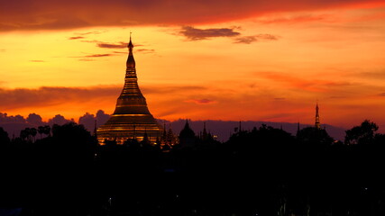 Obraz premium The stunning Shwedagon pagoda in Yangon, Myanmar. A stunning red filling the sky around this exciting building.