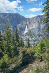 Fototapeta na wymiar hiking the four mile trail in the yosemite national park in california, usa
