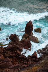 olas quebrando en rocas 