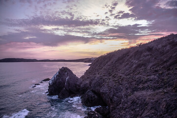 atardecer morado en la playa 