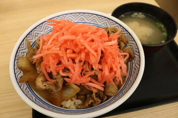 たくさんの紅ショウガを載せた牛丼