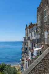 Journée ensoleillée au bord de mer à Sperlonga en Italie