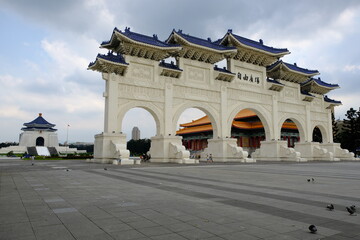 Obraz premium Taipei Taiwan - Historical gate Liberty Square Arch and Chiang Kai-shek Memorial Hall