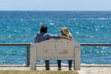 Sur un banc face à la mer au printemps en Italie