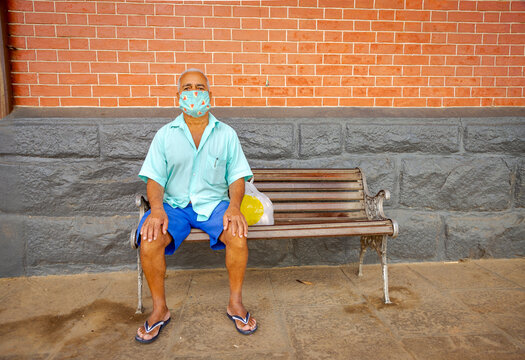 Homem aposentado usa máscara de proteção contra coronavírus, em Guarani, Minas Gerais