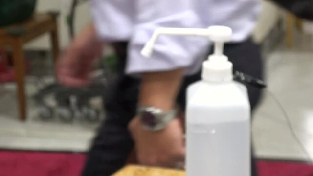 手指消毒  感染症予防  ぼかし背景素材  公衆衛生  新しい生活様式  4K / Sanitizing hands at store in Japan. Public hygiene. Defocused shot. 4K