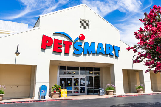 July 21, 2020 Milpitas / CA / USA - Petsmart storefront, San Francisco bay area; PetSmart Inc is an American retail chain that sells specialty pet animal products and services