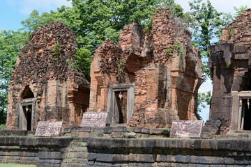 Fototapeta premium Ancient Khmer castle at Prangku Sisaket Thailand