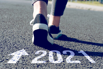 Eine Frau geht in Richtung Jahr 2021