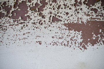 ペンキの剥がれた古い外壁