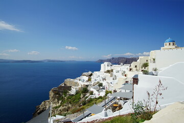 Fototapeta na wymiar beautiful landscape and the sea of Santorini island from the square in Oia, Greece, Europe