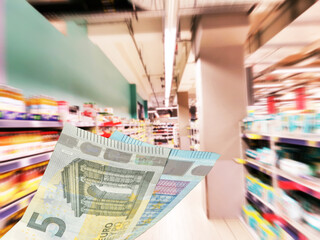 Supermarkt und Euro Geldscheine