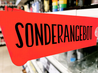 Supermarkt und Hinweis auf ein Sonderangebot