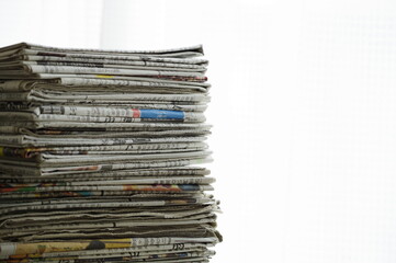束ねられた新聞紙