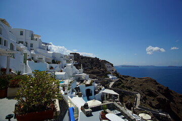 Obraz premium The landscape with beautiful buildings houses in santorini island in Oia, Greece, Europe