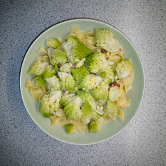 Romanesco auf Bandnudeln