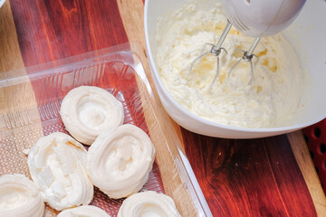 mini pavlovas