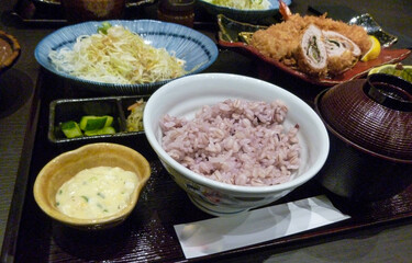 ランチは梅しそのロール豚ロース、ライスはお赤飯でした