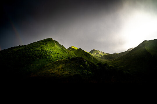 Lumi&egrave;re qui perce temps orageux col des pyr&eacute;n&eacute;es