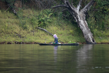 Fototapeta na wymiar canoa artesanal río