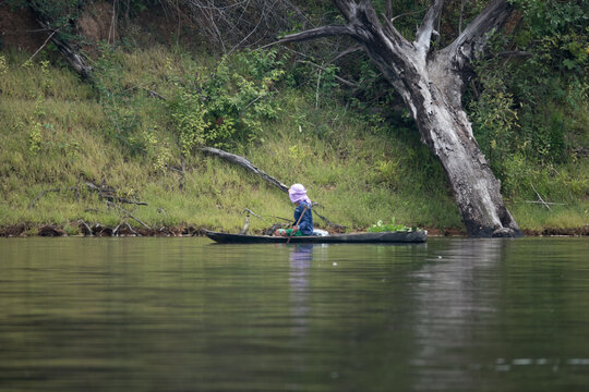canoa artesanal río