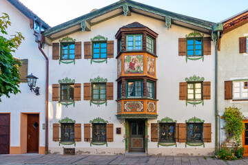 Häuserreihe in der Spitalgasse in der Altstadt von Füssen, Bayern