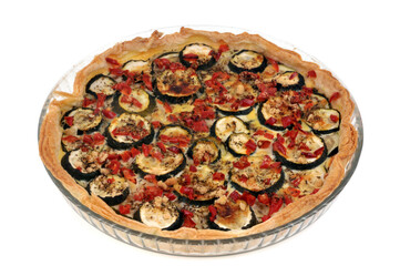 Tarte aux courgettes dans un plat sur fond blanc