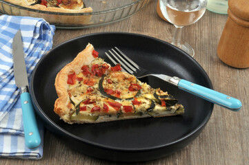 Part de tarte aux courgettes dans une assiette en gros plan