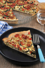 Part de tarte aux courgettes dans une assiette en gros plan