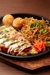 お好み焼き、焼きそば、たこ焼きセット