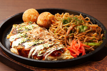 お好み焼き、焼きそば、たこ焼きセット