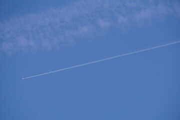 空と飛行機雲