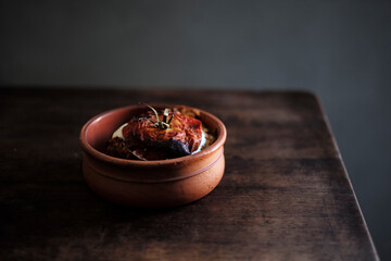 Griechische gefüllte bio Tomate mit Sauerrahm, klassisches Balkan Gericht, essen aus Rumänien, bulgarien, balkan, griechenlang, sommergericht, foodphotography, foodstyling
