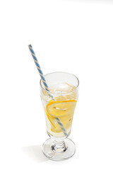 レモネード　Cold lemonade with fresh lemon