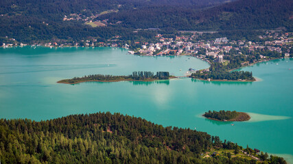 Naklejka premium Blick auf Pörtschach, Kapuzinerinsel, Blumeninsel, Schlangeninsel im Wörthersee, Kärtnen, Österreich im Sommer