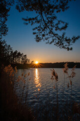 Obraz premium sunset over lake