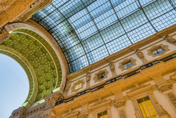 Obraz premium MILANO, ITALY - SEPTEMBER 2015: Galleria Vittorio Emanuele II in Milano. It's one of the world's oldest shopping malls, designed and built by Giuseppe Mengoni