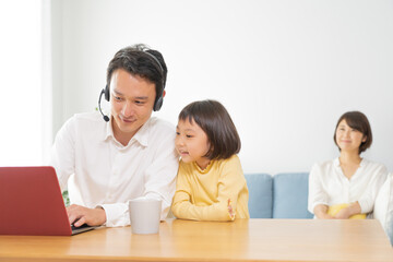 ヘッドセットをつけた　アジア人　ポートレート