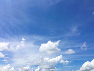 Obraz premium zachmurzone błękitne niebo