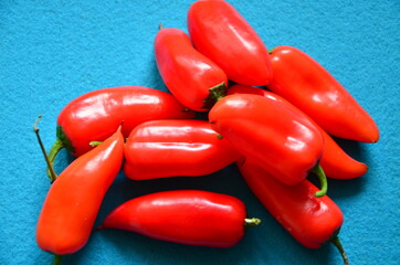 czerwona papryka na niebieskim tle
